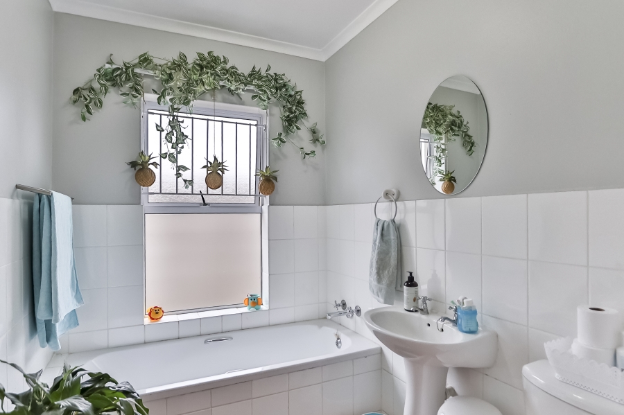 To Let 3 Bedroom Property for Rent in Somerset Ridge Western Cape